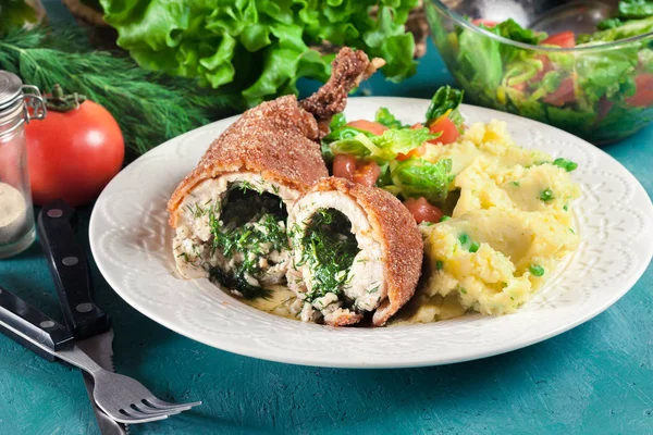 Frango Kiev Peito Frango Assado Com Purê Batatas Salada — Fotografia de Stock