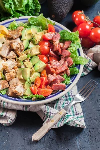 Sana Insalata Pannocchie Con Pollo Avocado Pancetta Pomodoro Uova Piatto — Foto Stock