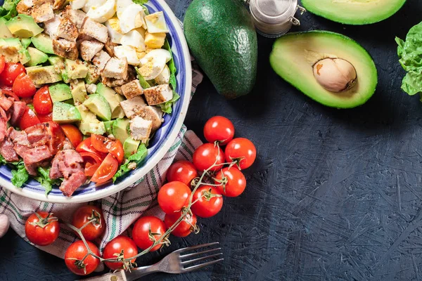 Sana Insalata Pannocchie Con Pollo Avocado Pancetta Pomodoro Uova Piatto — Foto Stock