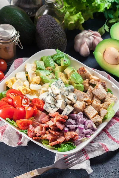 Gezonde Cobb Salade Met Kip Avocado Spek Tomaat Eieren Amerikaanse — Stockfoto