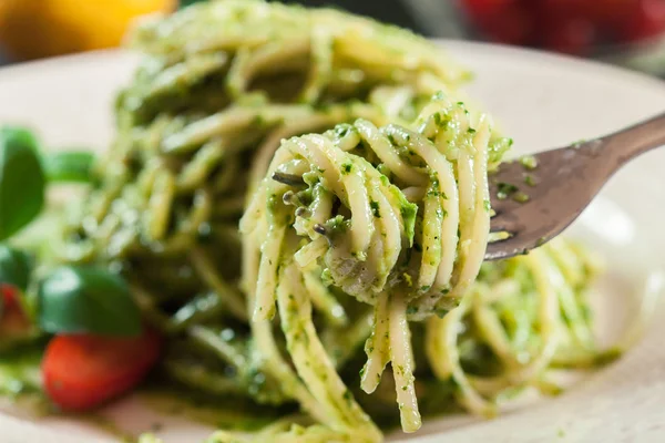 Närbild Pasta Spaghetti Med Hemmagjord Basilika Pesto Vit Platta Ovanifrån — Stockfoto