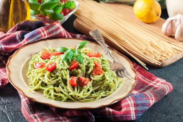 ベジタリアン パスタ バジル風味とチェリー トマトのスパゲッティイタリア料理 — ストック写真