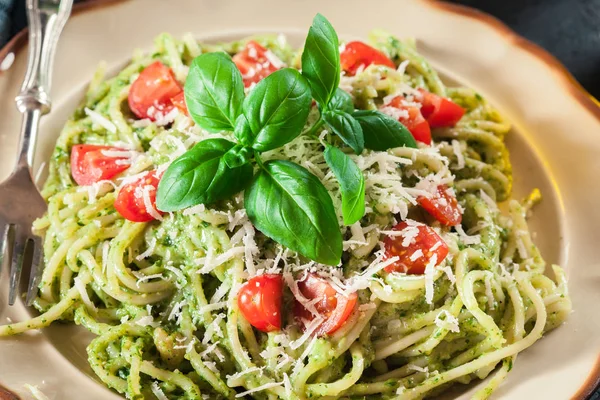 ベジタリアン パスタ バジル風味とチェリー トマトのスパゲッティイタリア料理 トップ ビュー — ストック写真