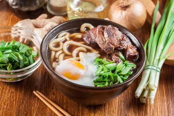 Nouilles Udon Japonaises Boeuf Oeuf Oignon Vert Soupe Dans Bol — Photo