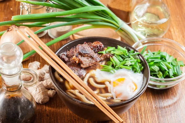 Nouilles Udon Japonaises Boeuf Oeuf Oignon Vert Soupe Dans Bol — Photo