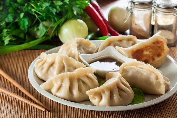 Bolinhos Massa Japoneses Gyoza Com Carne Porco Verduras Uma Chapa — Fotografia de Stock