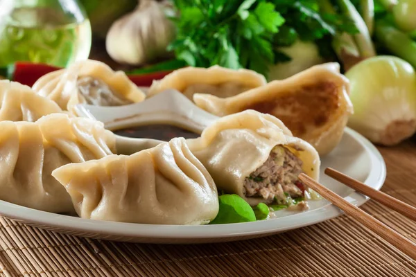 Bolinhos Massa Japoneses Gyoza Com Carne Porco Verduras Uma Chapa — Fotografia de Stock