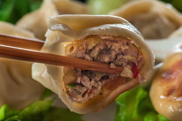 Bolinhos Massa Japoneses Gyoza Com Carne Porco Verduras Uma Chapa — Fotografia de Stock