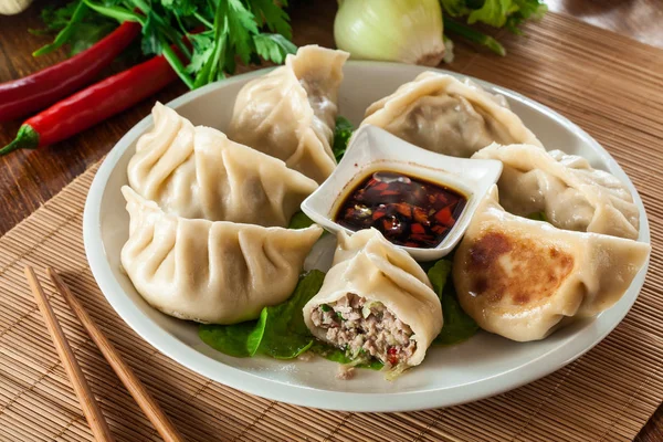 Japanska Dumplings Gyoza Med Fläskkött Och Grönsaker Tallrik — Stockfoto