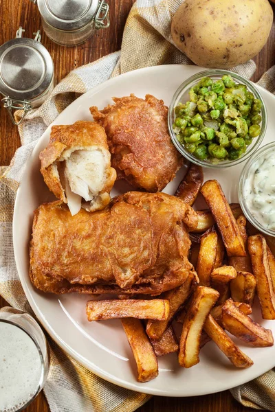 Pescado Tradicional Masa Cerveza Papas Fritas Con Salsa Guisante Verde —  Fotos de Stock