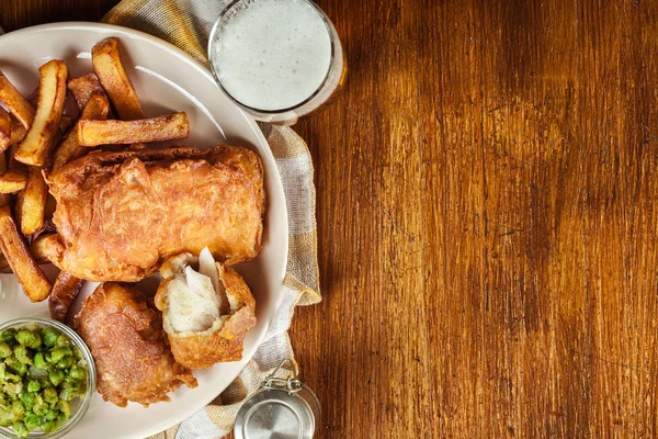 Pescado Tradicional Masa Cerveza Papas Fritas Con Salsa Guisante Verde —  Fotos de Stock