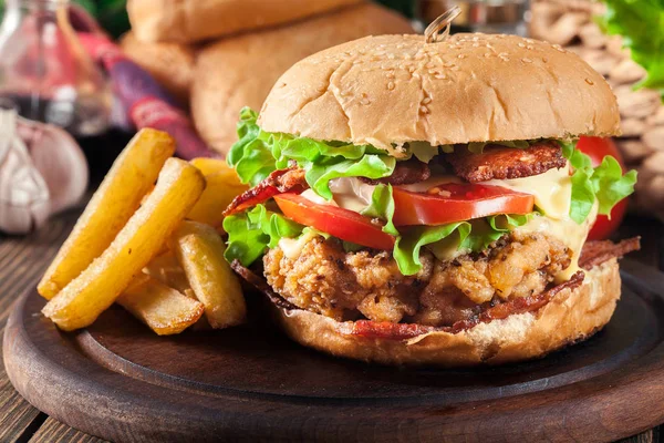 Delicioso Hambúrguer Com Frango Bacon Tomate Queijo Alface Servido Com — Fotografia de Stock