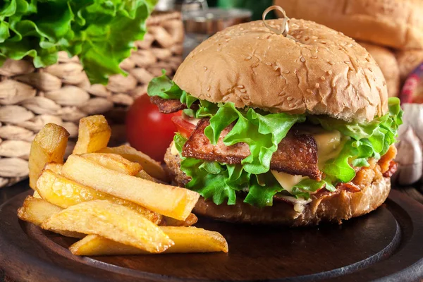 Lahodné Hamburger Kuřecím Masem Slaninou Rajče Sýr Salát Podávaný Hranolky — Stock fotografie