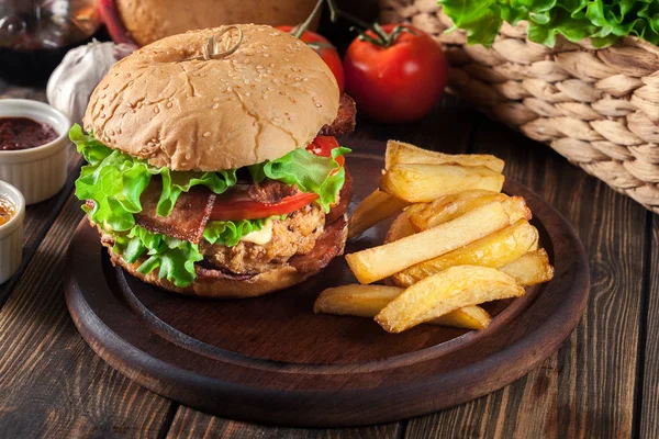 Smaczne Burger Kurczaka Boczek Pomidor Ser Sałata Podawane Frytkami — Zdjęcie stockowe