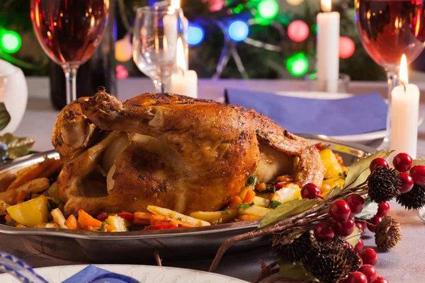 Gebackene Ganze Hühnchen Zum Weihnachtsessen Auf Festlichem Tisch — Stockfoto