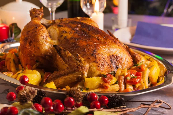 Pollo Entero Horno Para Cena Navidad Mesa Festiva —  Fotos de Stock