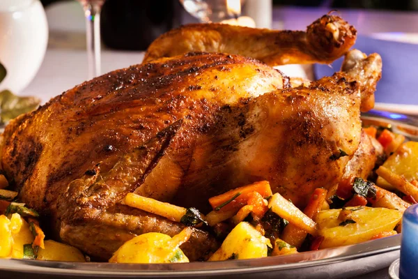 Pollo Intero Forno Cena Natale Sul Tavolo Festivo — Foto Stock