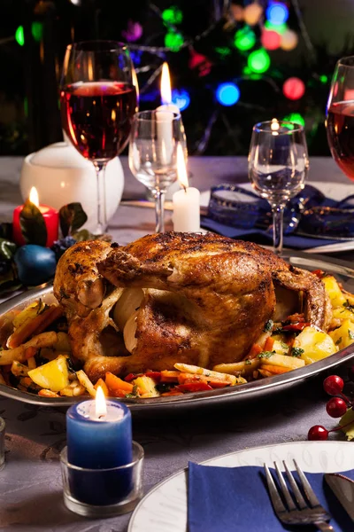 Целую Курицу Рождественский Ужин Праздничном Столе — стоковое фото