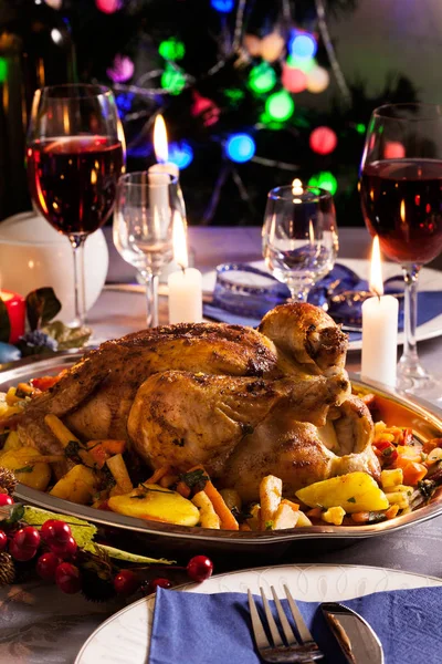 Gebackene Ganze Hühnchen Zum Weihnachtsessen Auf Festlichem Tisch — Stockfoto