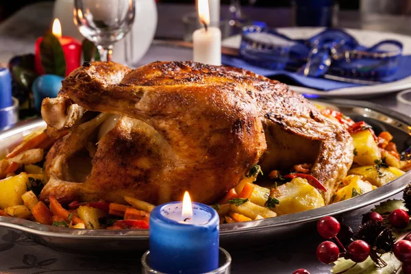 Sült Egész Csirke Karácsonyi Vacsora Ünnepi Asztal — Stock Fotó