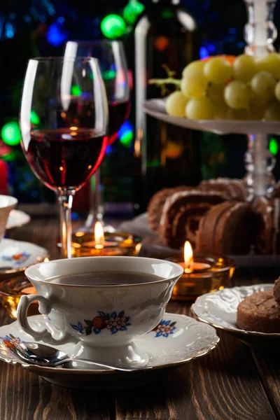 Yüksek Çay Tatlı Ile Şenlikli Masaya Ayarla — Stok fotoğraf