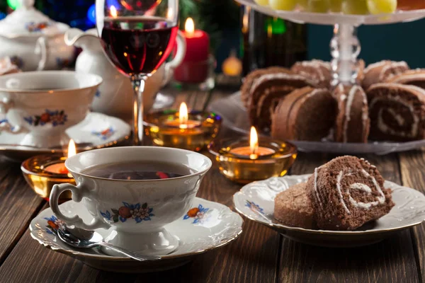 Yüksek Çay Tatlı Ile Şenlikli Masaya Ayarla — Stok fotoğraf