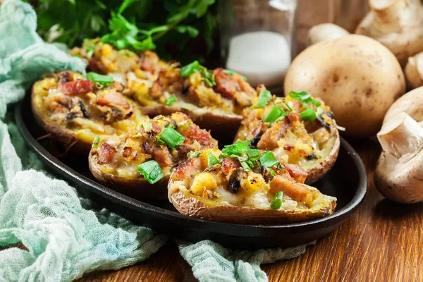 Bratkartoffeln Mantel Gefüllt Mit Speck Champignons Und Käse Gericht Backform — Stockfoto