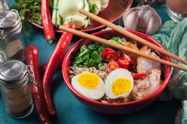 传统日本面条汤 配猪肉 葱和鸡蛋 — 图库照片