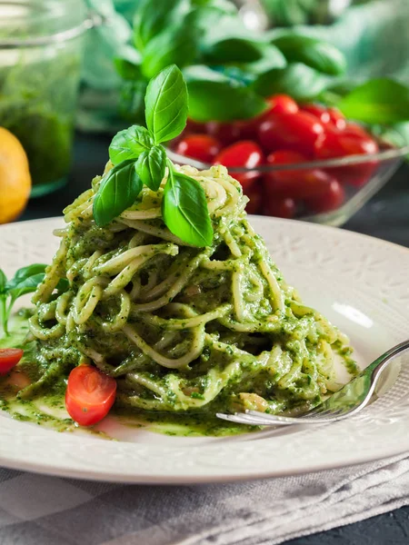 Makaron Spaghetti Sosem Pesto Domowej Roboty Bazylia Białym Talerzu — Zdjęcie stockowe