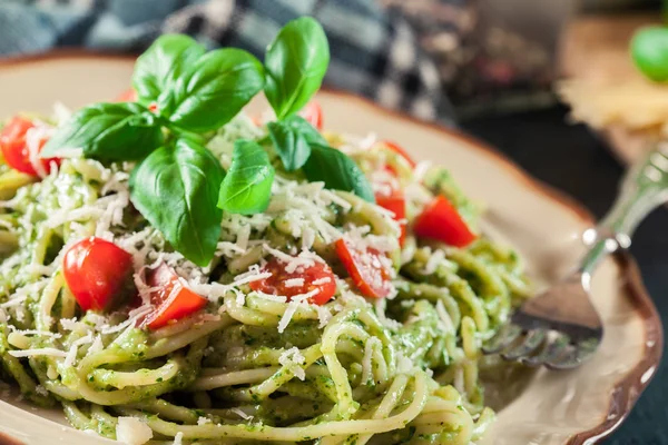 Vegetarian pasta spaghetti with basil pesto and cherry tomatoes — Stock Photo, Image