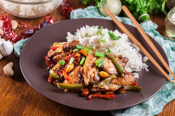 Kuřecí Kung Pao Paprikou Zeleninou Podáváme Rýží Tradiční Pokrm Čchuan — Stock fotografie