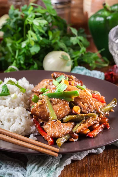 Kung Pao Kip Met Pepers Groenten Geserveerd Met Rijst Traditionele — Stockfoto