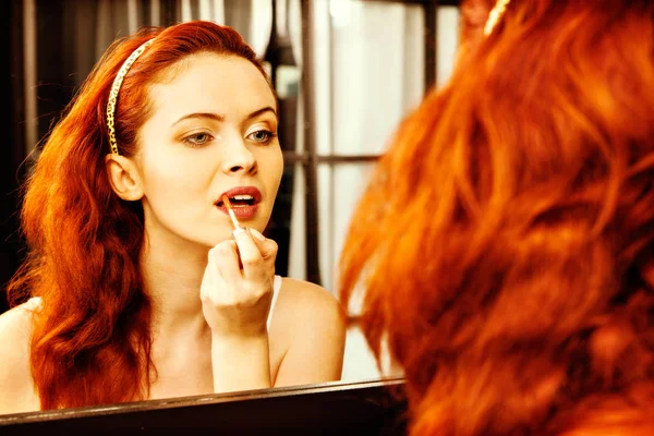 Красивая Рыжая Женщина Красной Помадой Перед Зеркалом Ванной Концепция Грима — стоковое фото