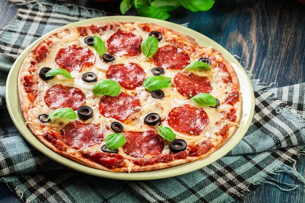 Pizza Pepperoni Med Oliver Serveras Tallrik — Stockfoto