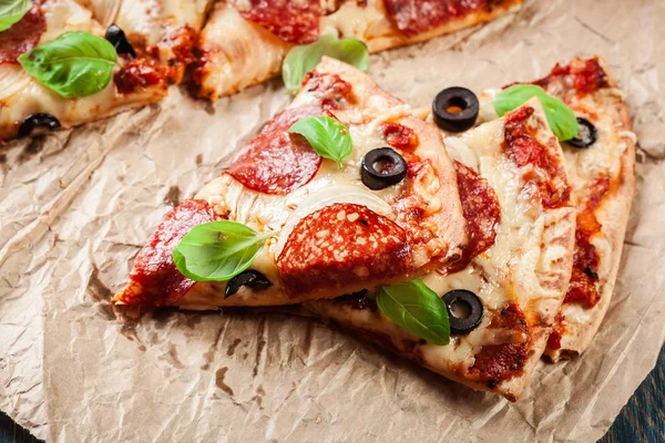 Fatias Pizza Pepperoni Com Azeitonas Servidas Papel — Fotografia de Stock