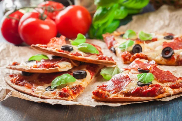 Kawałki Pizzy Pepperoni Oliwkami Serwowane Papierze — Zdjęcie stockowe
