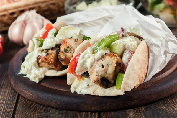 Gyros Souvlaki Envuelto Pan Pita Con Papas Fritas Plato Griego — Foto de Stock