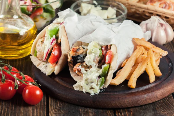 Gyros Souvlaki Embrulhado Pão Pita Com Batatas Fritas Prato Grego — Fotografia de Stock