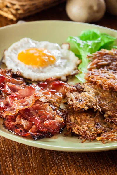 Hash Browns Aardappelpannenkoekjes Met Krokant Gebakken Bacon Gebakken Engels Amerikaans — Stockfoto