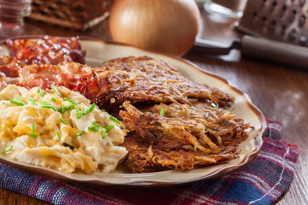 Haschisch Braun Kartoffelpuffer Mit Knusprigem Speck Und Rührei Englisches Oder — Stockfoto