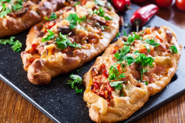 Peca Tradicional Turca Con Carne Verduras Tabla Cortar — Foto de Stock