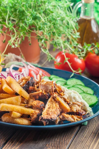 Yunan Gyros Tabak Sebze Patates Kızartması Tzatziki Sos Ile — Stok fotoğraf