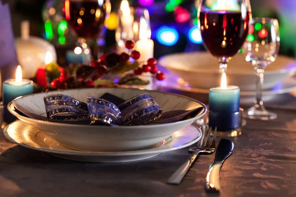 クリスマスのテーブルの上のテーブルの設定 浅い被写し界深度 — ストック写真
