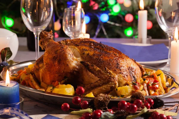 Gebackene Ganze Hühnchen Zum Weihnachtsessen Auf Festlichem Tisch — Stockfoto