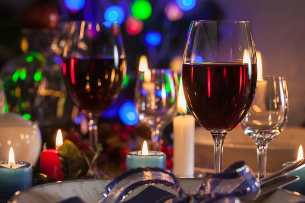 Glas Wijn Kerst Tafel Ondiepe Scherptediepte — Stockfoto