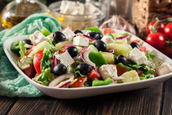 Ensalada Griega Con Verduras Frescas Queso Feta Aceitunas Negras —  Fotos de Stock