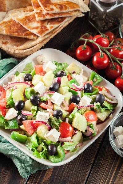 Ensalada Griega Con Verduras Frescas Queso Feta Aceitunas Negras Vista —  Fotos de Stock