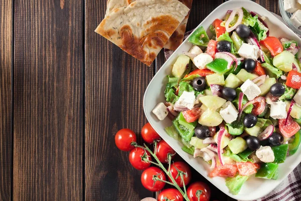 Grekisk Sallad Med Färska Grönsaker Fetaost Och Svarta Oliver Ovanifrån — Stockfoto