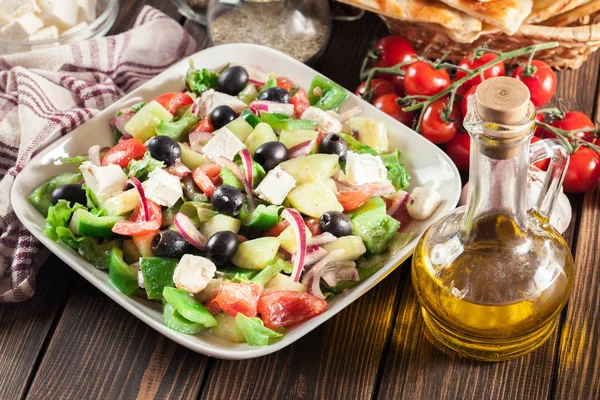 Ensalada Griega Con Verduras Frescas Queso Feta Aceitunas Negras —  Fotos de Stock