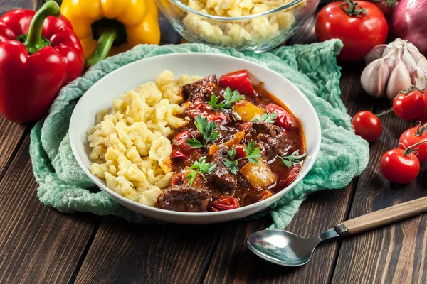 Goulash Tradicional Húngaro Carne Servida Con Fideos Galuska — Foto de Stock